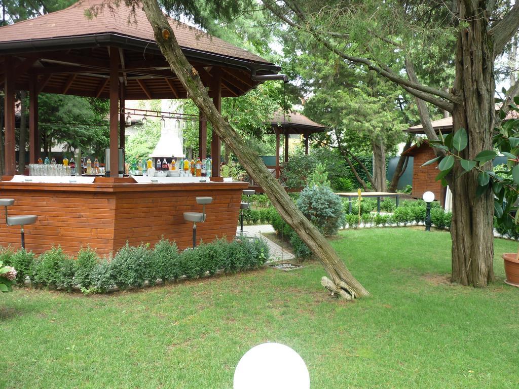 Hotel Baneasa Parc Boekarest Buitenkant foto