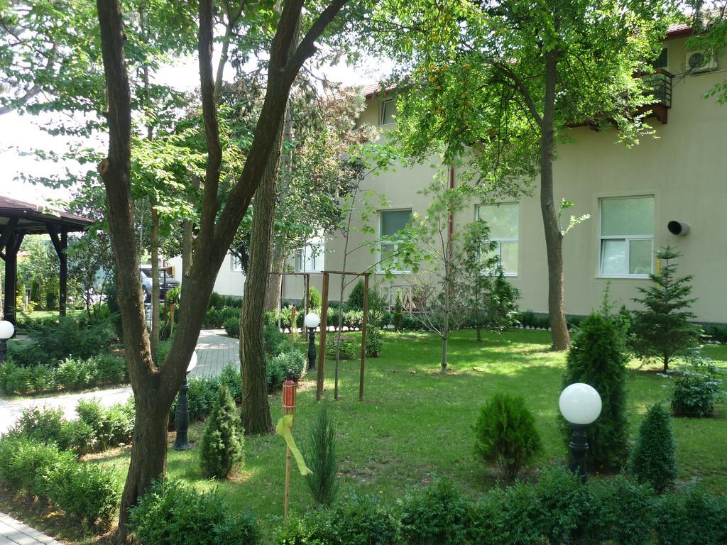 Hotel Baneasa Parc Boekarest Buitenkant foto