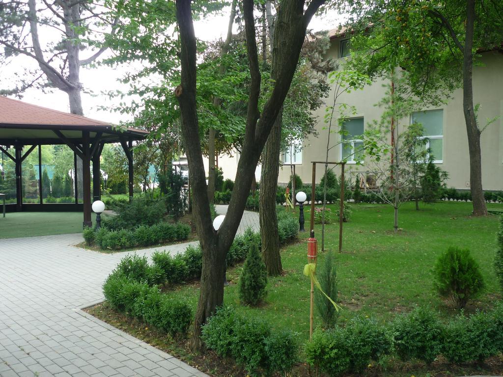 Hotel Baneasa Parc Boekarest Buitenkant foto