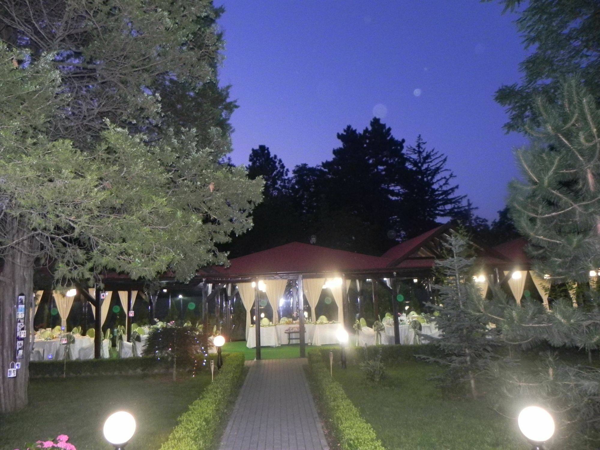 Hotel Baneasa Parc Boekarest Buitenkant foto