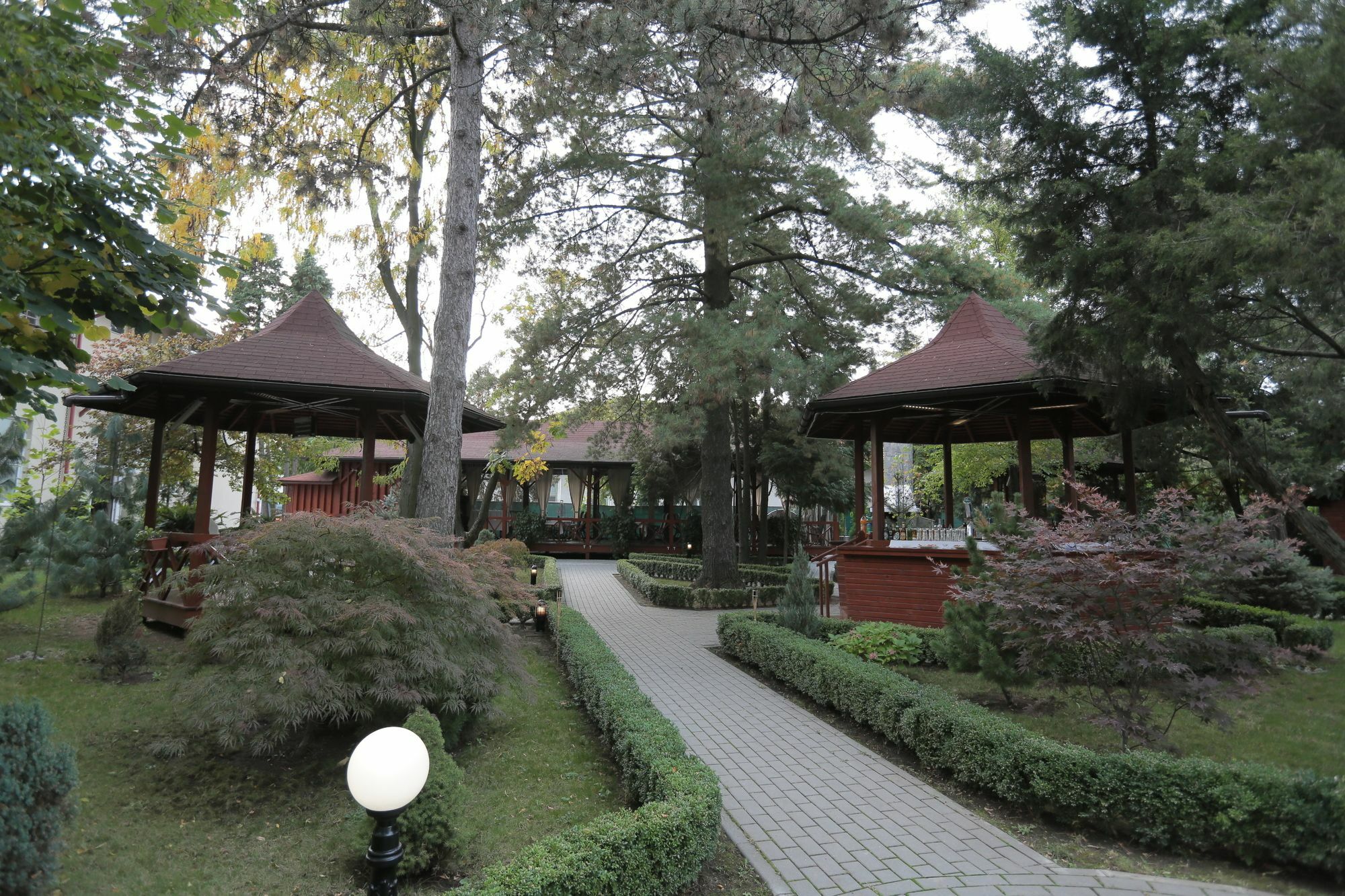 Hotel Baneasa Parc Boekarest Buitenkant foto