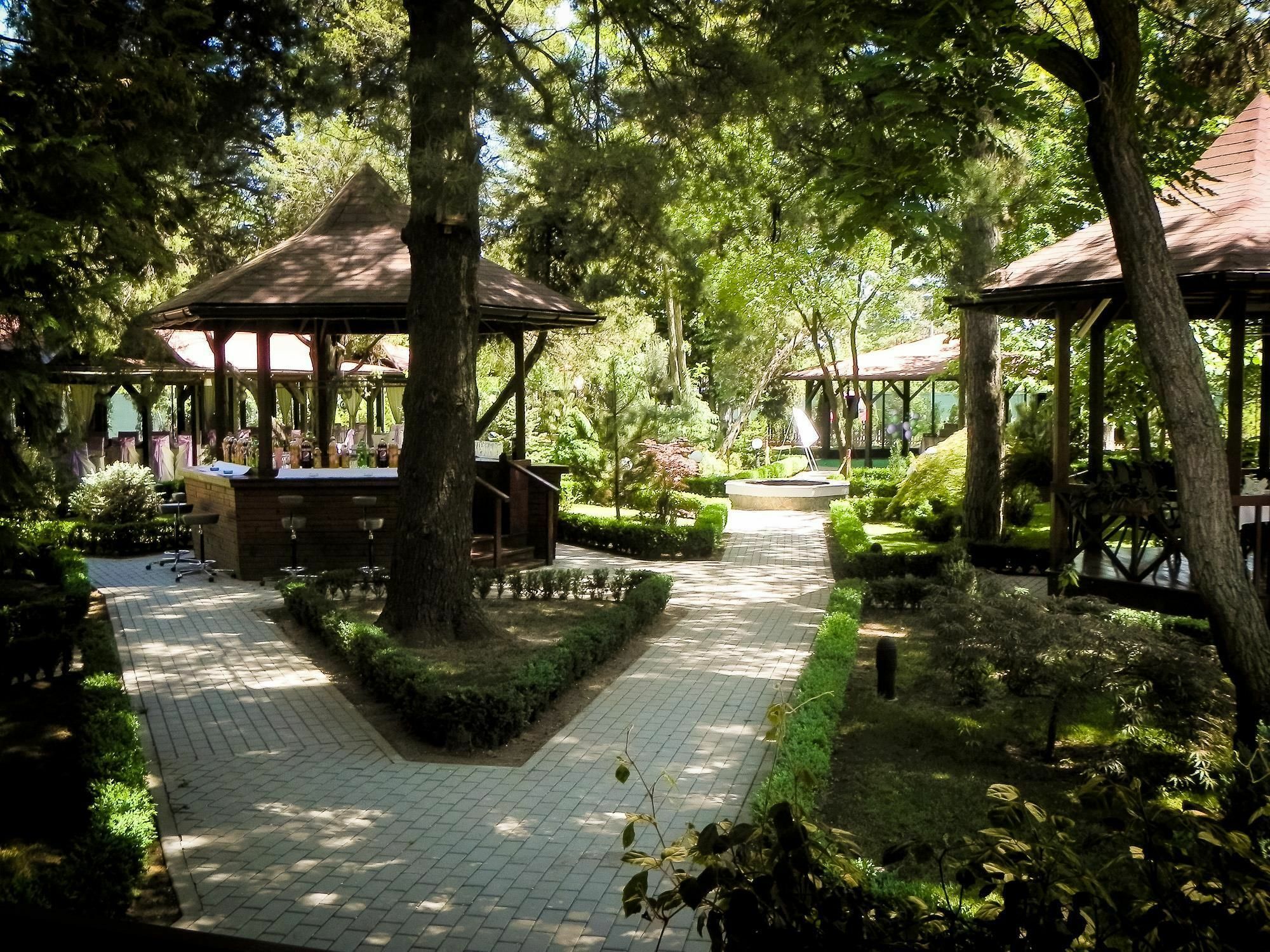 Hotel Baneasa Parc Boekarest Buitenkant foto
